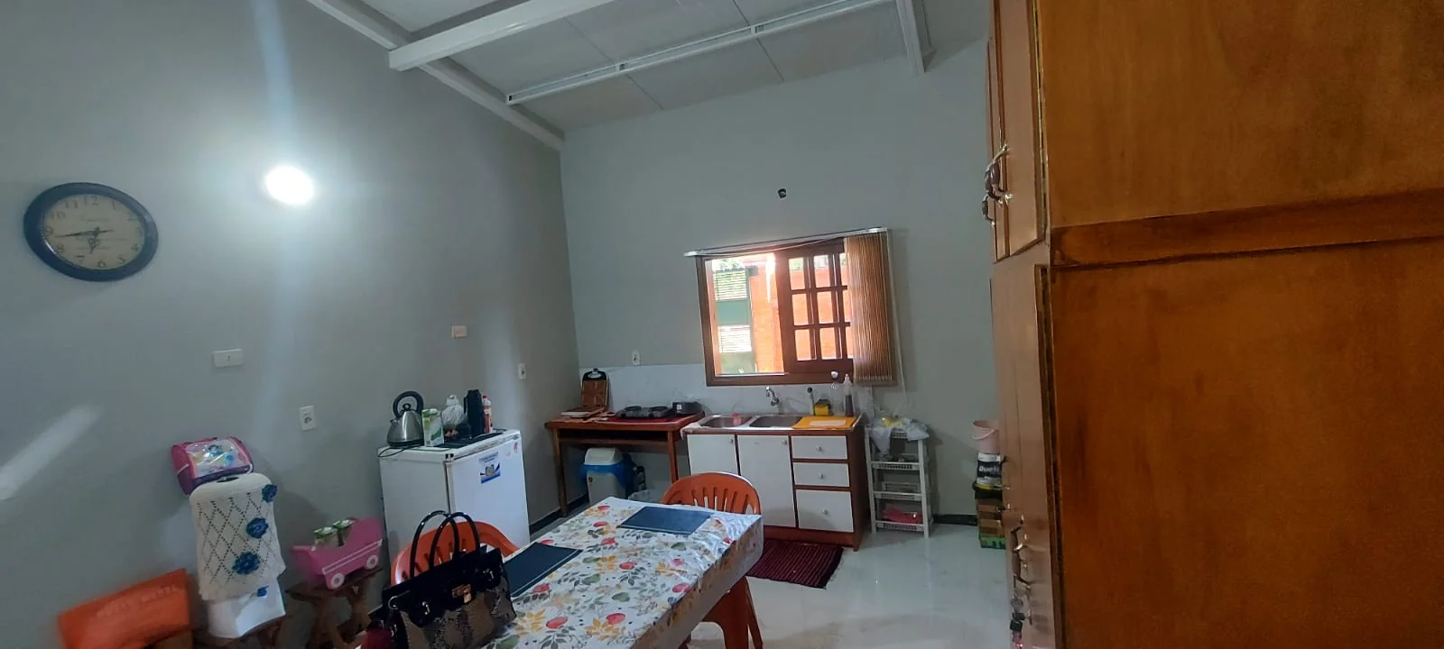 Cocina Areguá antes de la renovación, con mesa, muebles independientes y paredes celestes