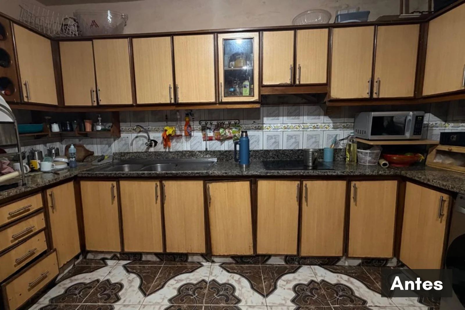 Cocina Edith antes de la renovación, con muebles de madera y revestimientos estampados