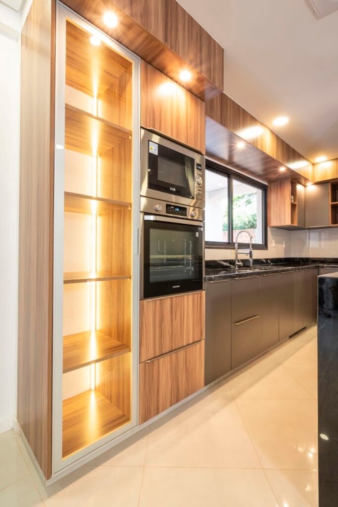 Cocina César: torre de hornos y nichos iluminados