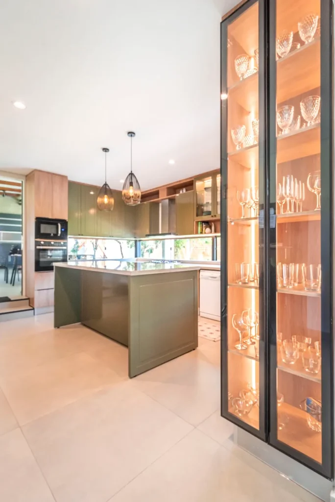 Cocina Viviana — detalle del mobiliario y terminaciones (2)