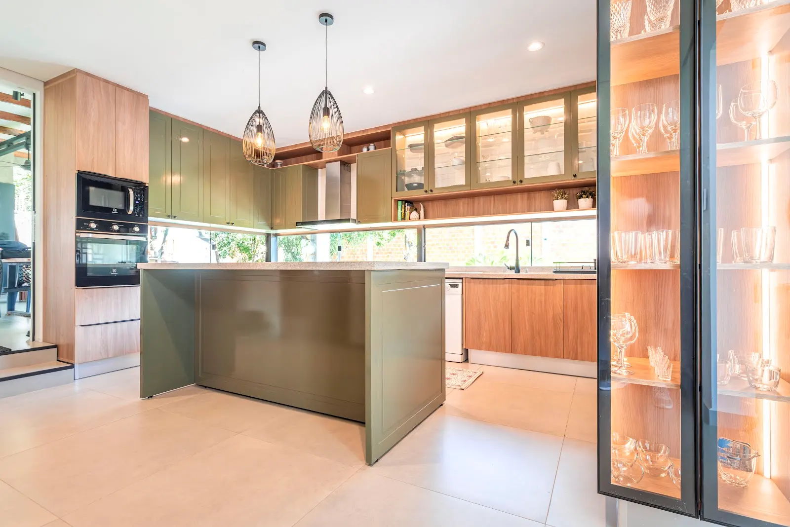 Cocina Viviana con isla verde oliva, madera y luz natural