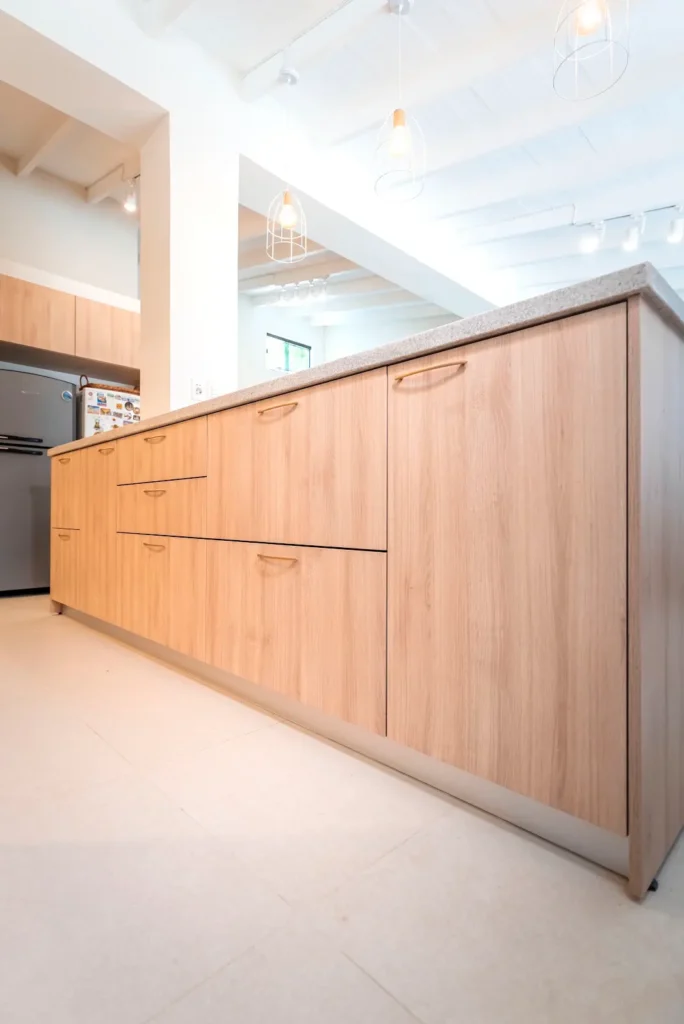 Cocina Efraín: detalle de cajones y frentes de madera en la isla