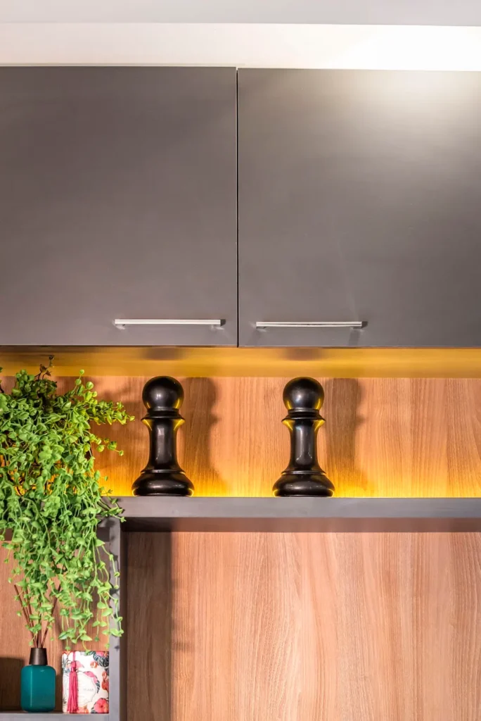 Oficina Roly: nichos, luz cálida y detalles decorativos